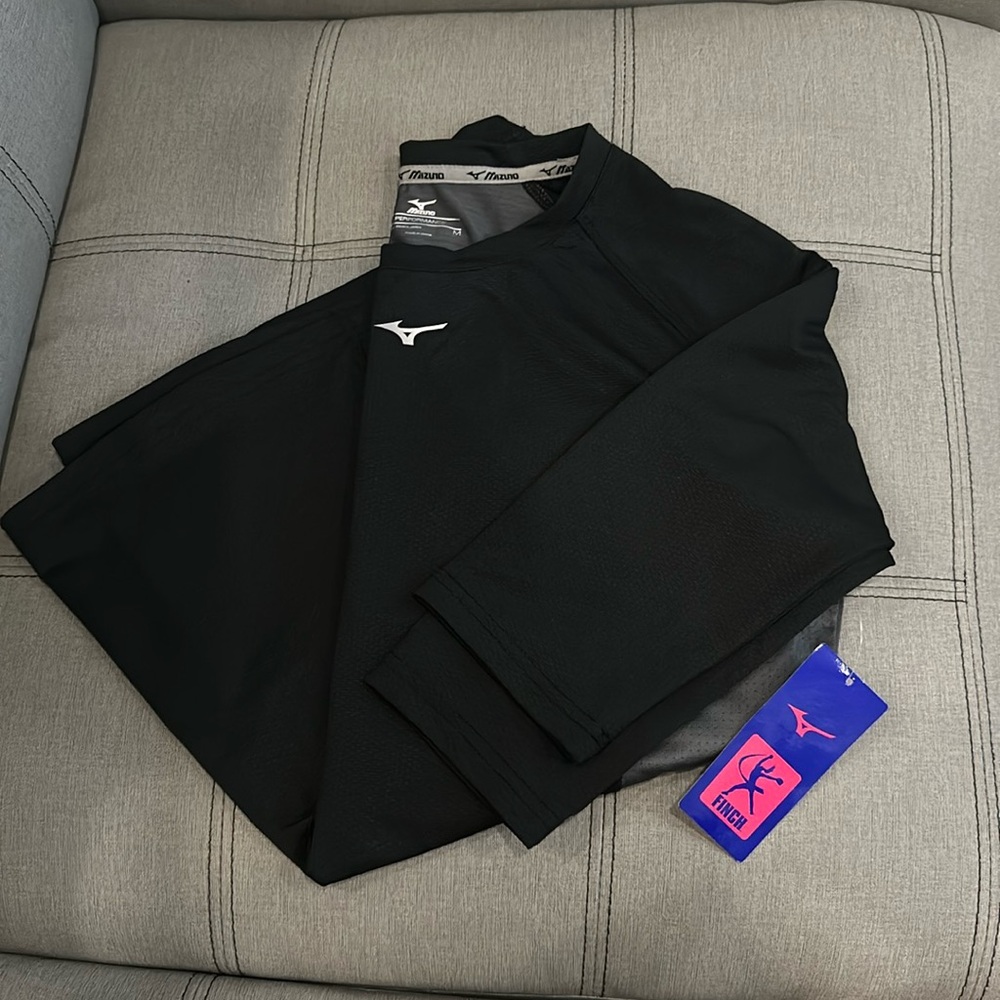 🏡NWT Mizuno Finch performance top